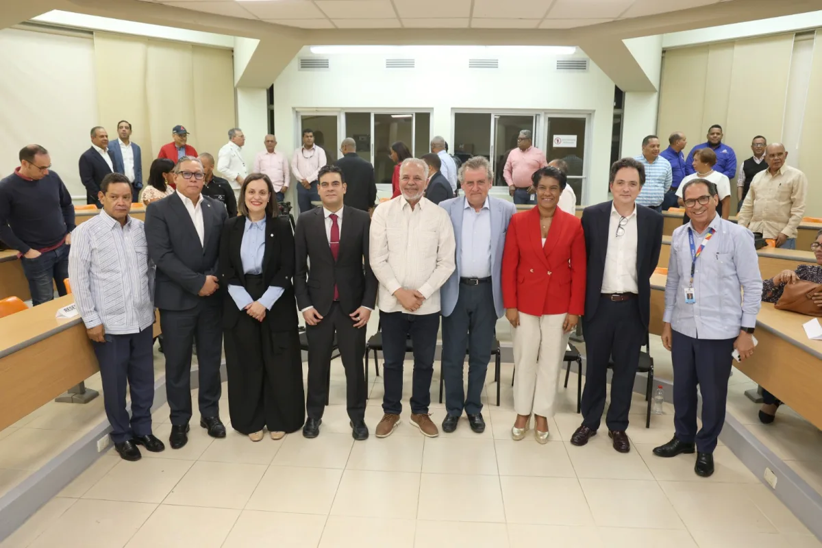 EGEHID presenta avances del primer proyecto de hidrobombeo del Caribe en conferencia en la PUCMM