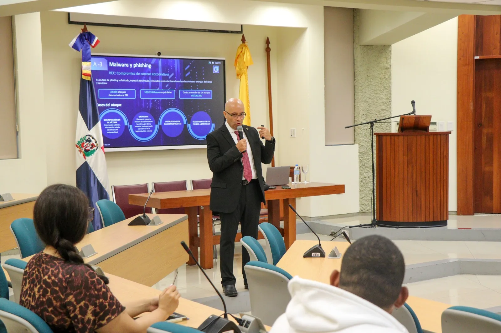 PUCMM impulsa diálogo sobre inteligencia artificial y emprendimiento con experto del Banco Popular