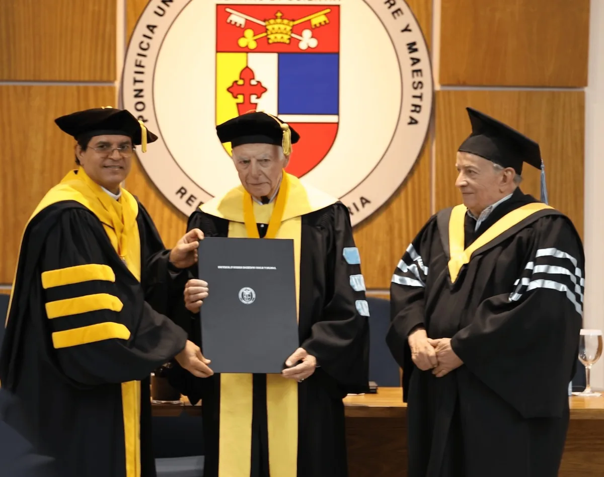 PUCMM otorga un Honoris Causa al catedrático Abraham F. Lowenthal