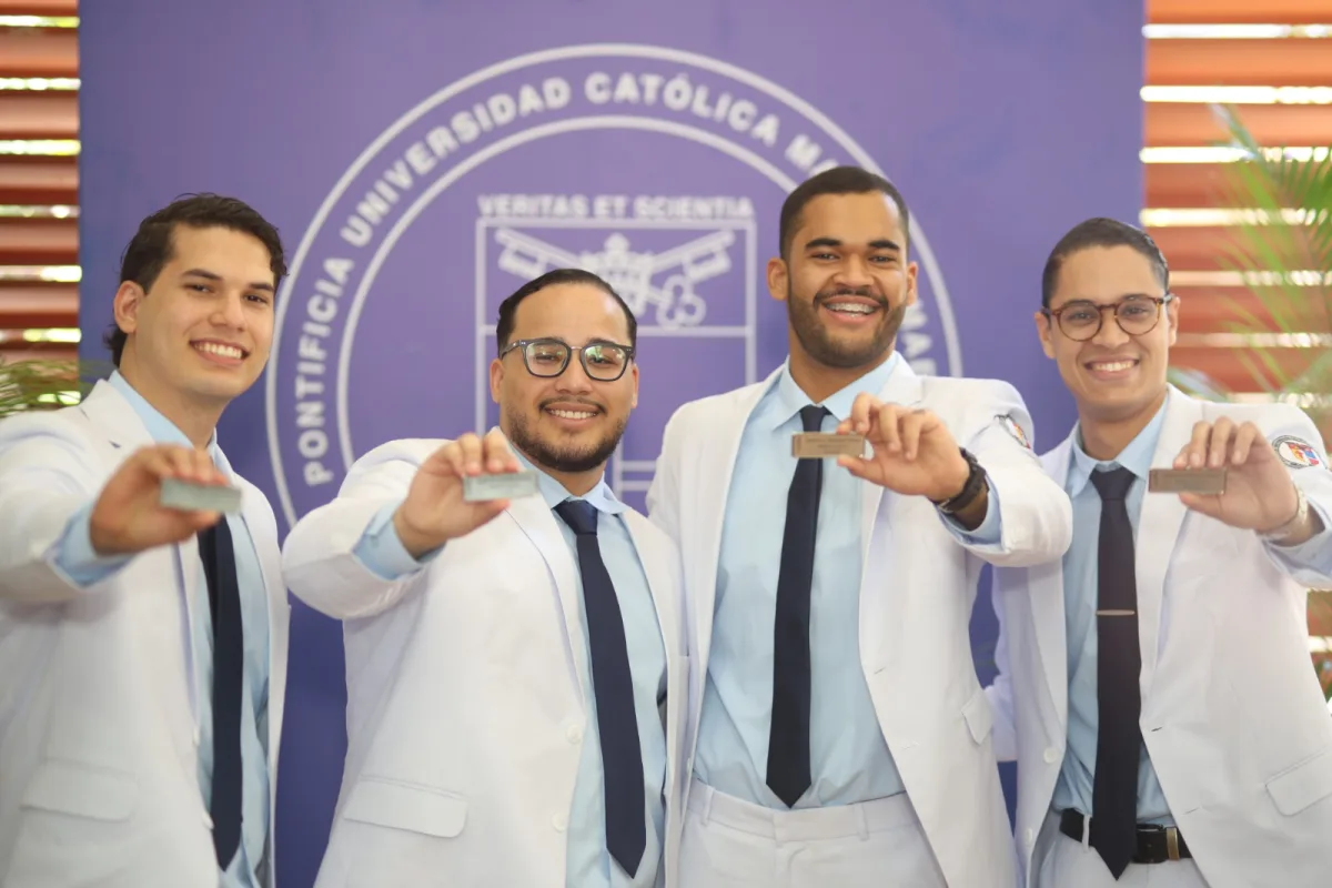 PUCMM entrega plaquitas a estudiantes de medicina