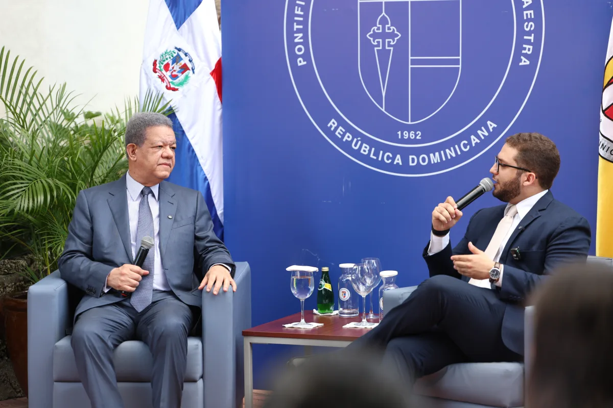 Leonel Fernández comparte con estudiantes de PUCMM en el Café Político