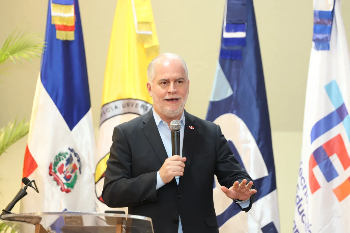 Superintendente de Bancos imparte masterclass sobre geopolítica y finanzas globales en la PUCMM