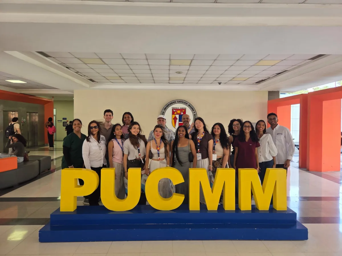 PUCMM recibe visita académica de estudiantes de Adelphi University