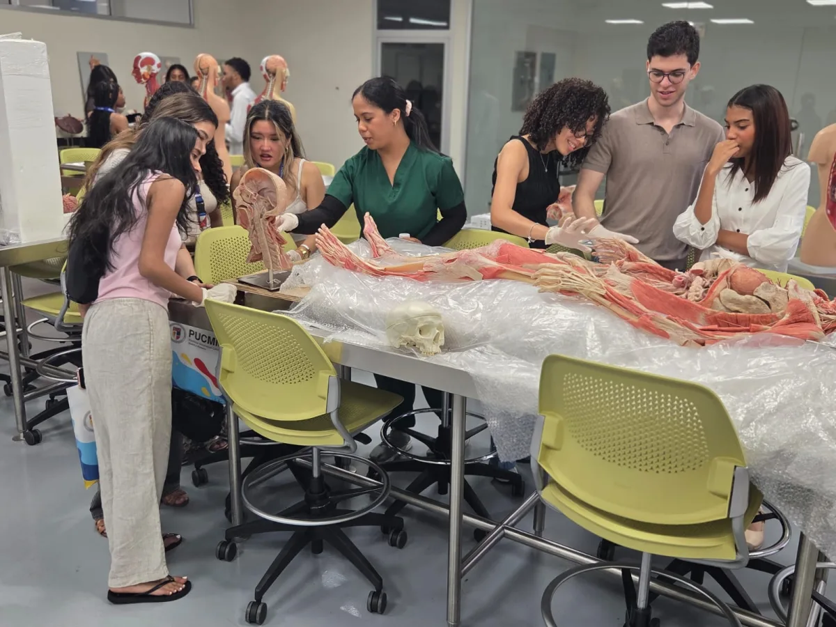 Durante su recorrido, las estudiantes visitaron los laboratorios de Medicina