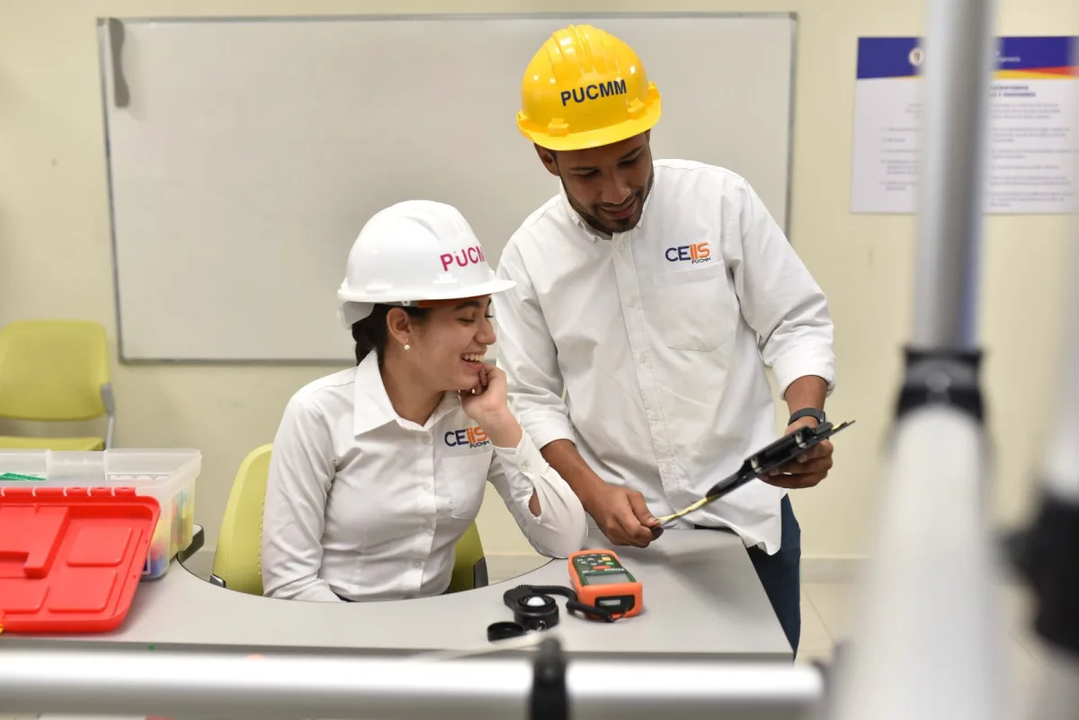 Estudiantes de ingeniería de la PUCMM en prácticas de laboratorio en el CEIS, contribuyendo a la alta tasa de empleabilidad de la institución.