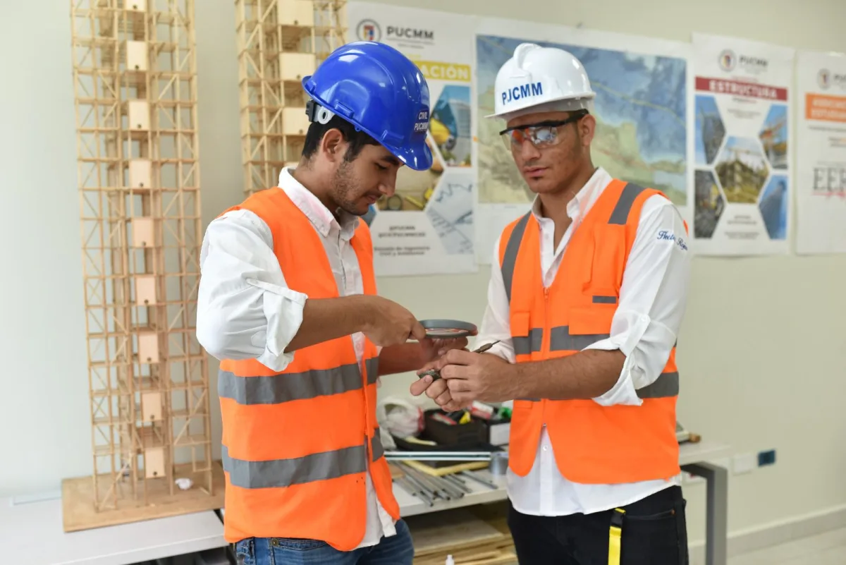Estudiantes de Ingeniería Civil de la PUCMM analizando modelo estructural, carrera con destacados indicadores de empleabilidad.