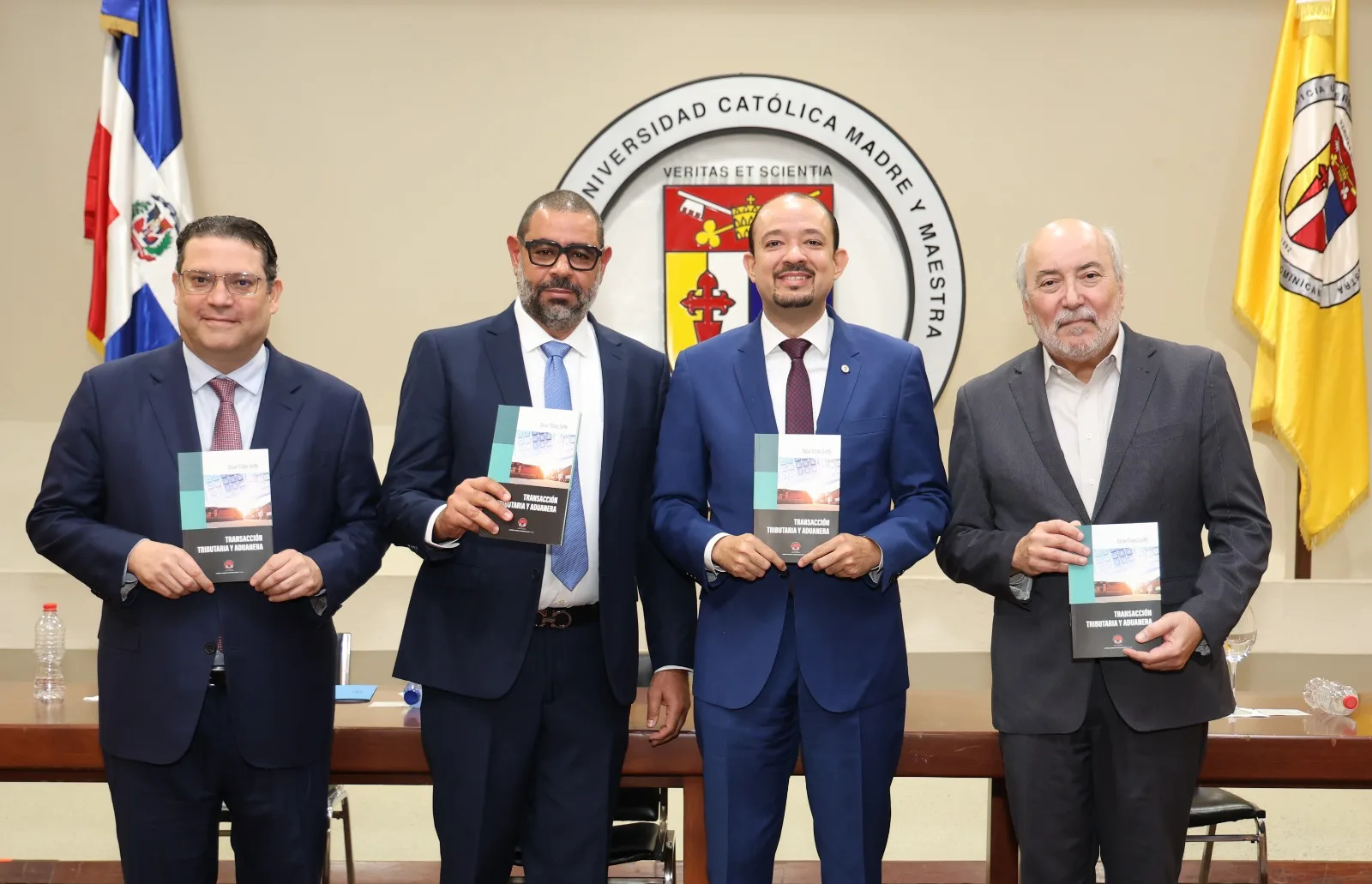 PUCMM pone en circulación libro sobre transacción tributaria y aduanera