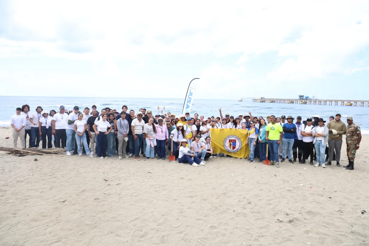 Más de 160 estudiantes de PUCMM participan en jornada de limpieza de playa y concienciación ambiental