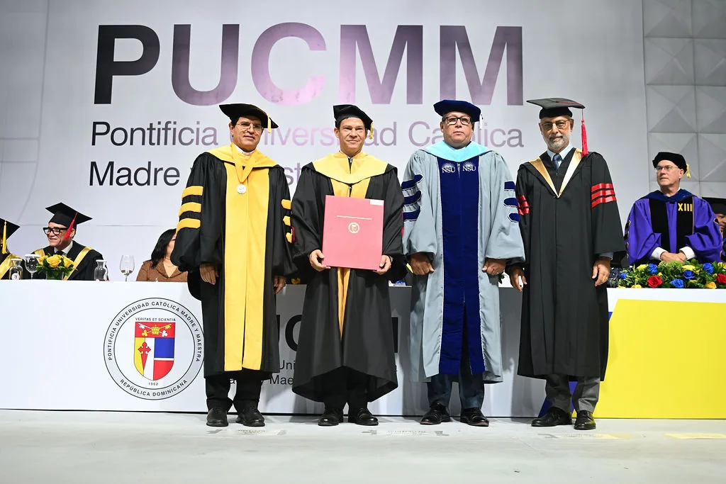 PUCMM celebra graduación y llama a actuar sin “ciclos políticos” frente a resultados de PISA