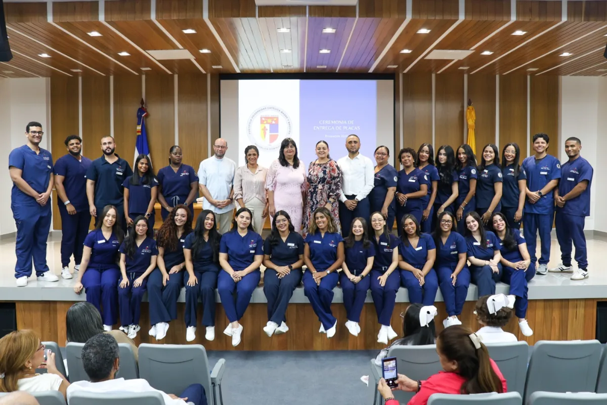 PUCMM entrega plaquitas a estudiantes que inician etapa de internado