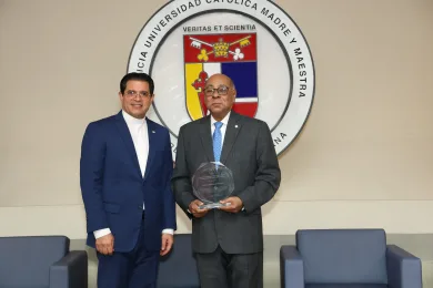 El rector Secilio Espinal y el homenajeado Milton Ray Guevara
