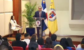 SNS comparte lecciones sobre gestión de crisis con estudiantes de Medicina de la PUCMM