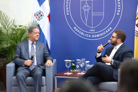 Leonel Fernández comparte con estudiantes de PUCMM en el Café Político