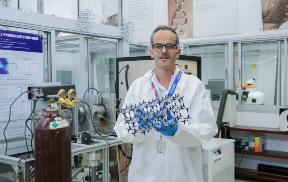 Fabrice Piazza en el Laboratorio de Nanociencias de U, donde se desarrolló el diamante 2D