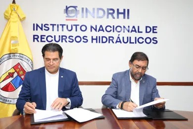 Mientras firman el acuerdo