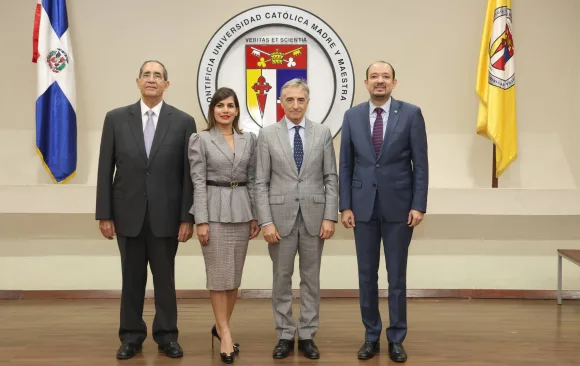 Autoridades de la escuela de derecho acompañan a embajador de la UE en conversatorio PUCMM