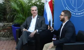 Café político de PUCMM con Luis Abinader