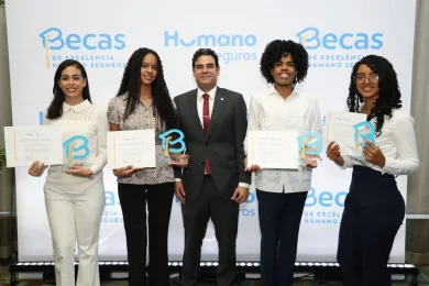Entraga de becas a la excelencia de Humano seguro y PUCMM 1