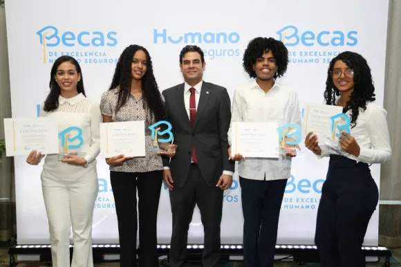 Entraga de becas a la excelencia de Humano seguro y PUCMM 1