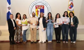 Ganadores de Semana Mas Corta 2026, junto a la profesora Ana Bélgica Güichardo
