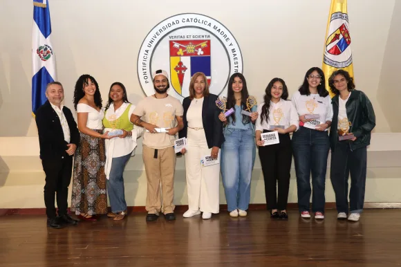 Ganadores de Semana Mas Corta 2026, junto a la profesora Ana Bélgica Güichardo