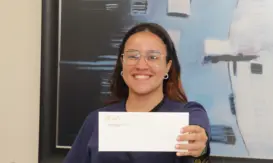 PUCMM reconoce con anillo de graduación a estudiante meritoria