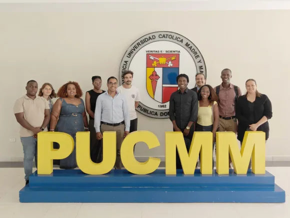 Imagen de estudiantes de la Universidad de las Antillas en visita a la PUCMM (1)