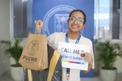 Laura Sanchez se gradua como tecnico den PUCMM 3
