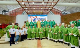 Nuncio, obispo y sacerdotes Eucaristia de clausura