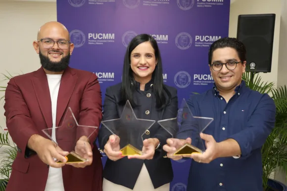 Reconocimiento a mercadologos de PUCMM 2026 4