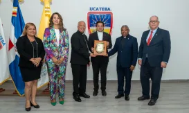 Rector Secilio Espinal, al centro, al momento de ser homenajeado por UCATEBA