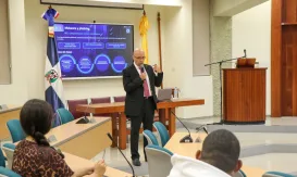 PUCMM impulsa diálogo sobre inteligencia artificial y emprendimiento con experto del Banco Popular