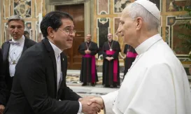 El Papa León XIV saluda al reverendo padre doctor Secilio Espinal durante la audiencia privada concedida a los miembros de la Organización de Universidades Católicas de América Latina y el Caribe (ODUCAL)